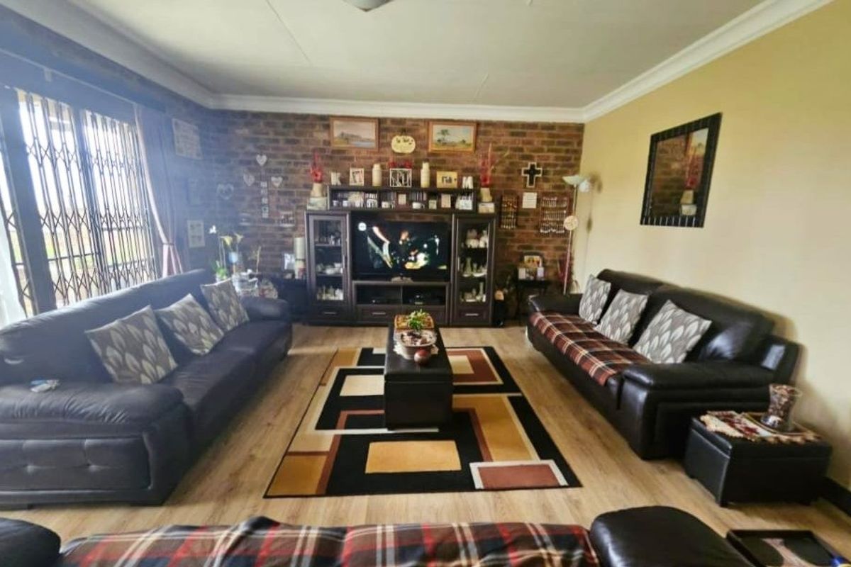 Two bedroom secured townhouse for sale: - Photo 5