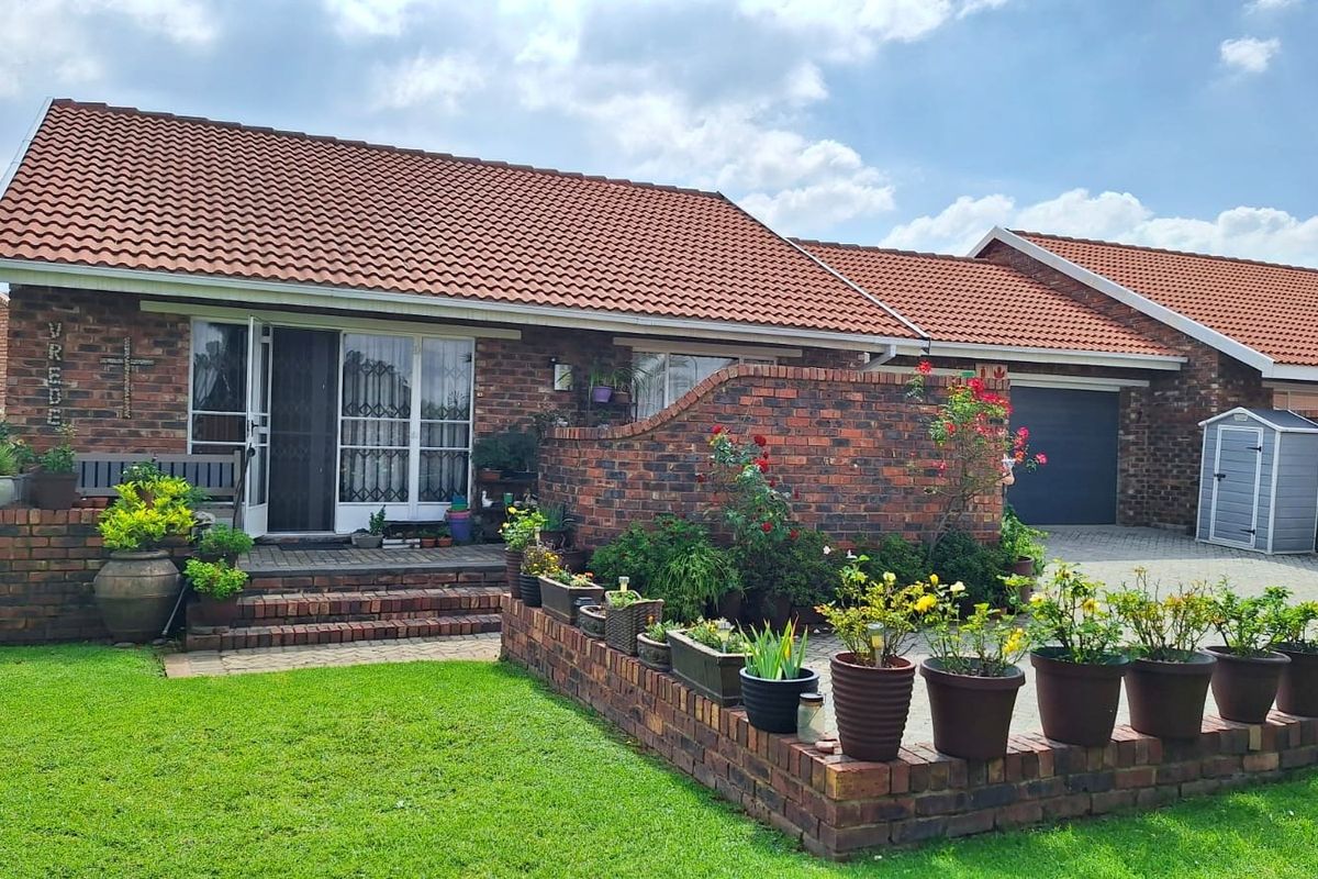 Two bedroom secured townhouse for sale: - Photo 2