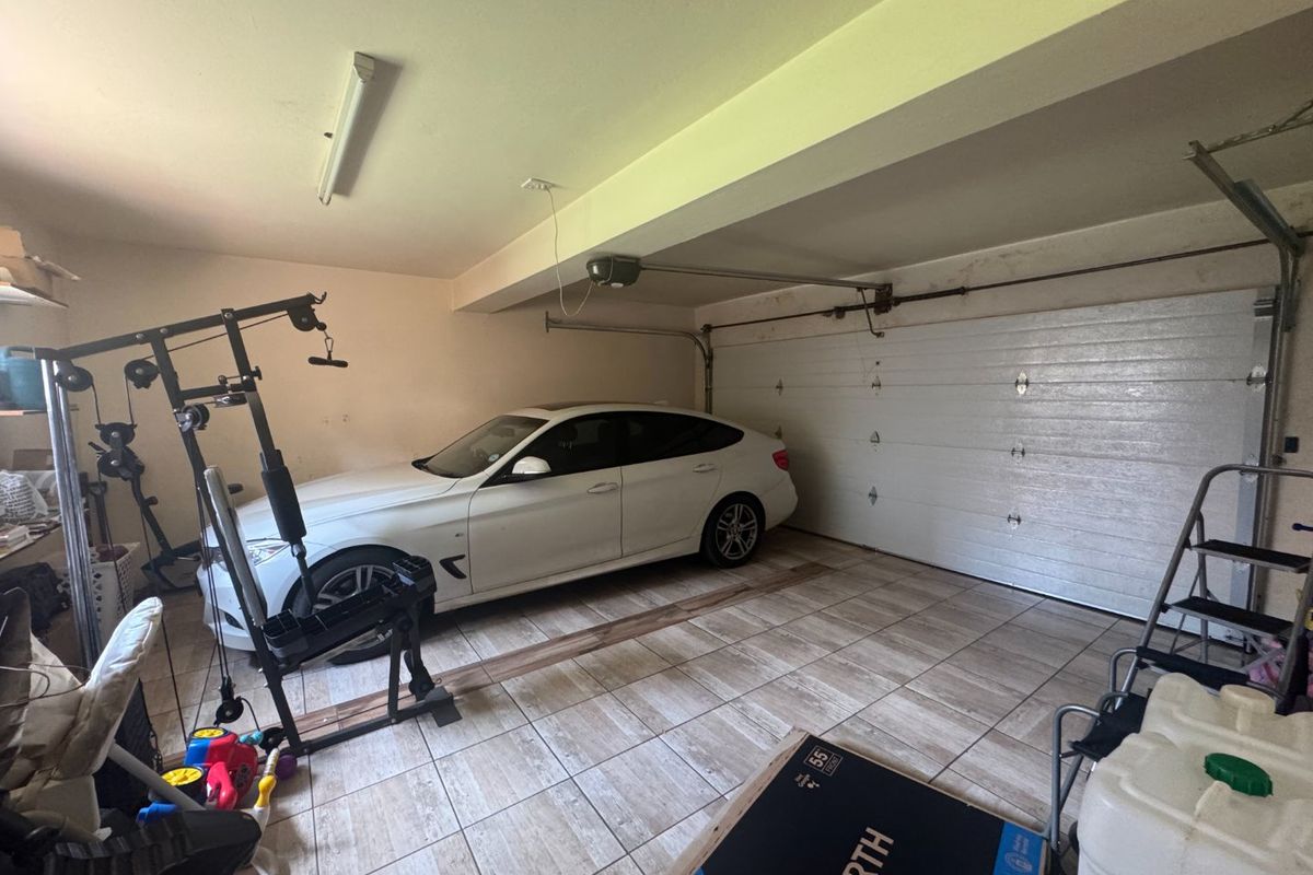 This charming 3-bedroom, 2.5-bathroom townhouse is situated in a secure estate, offering both comfort and privacy. - Photo 5