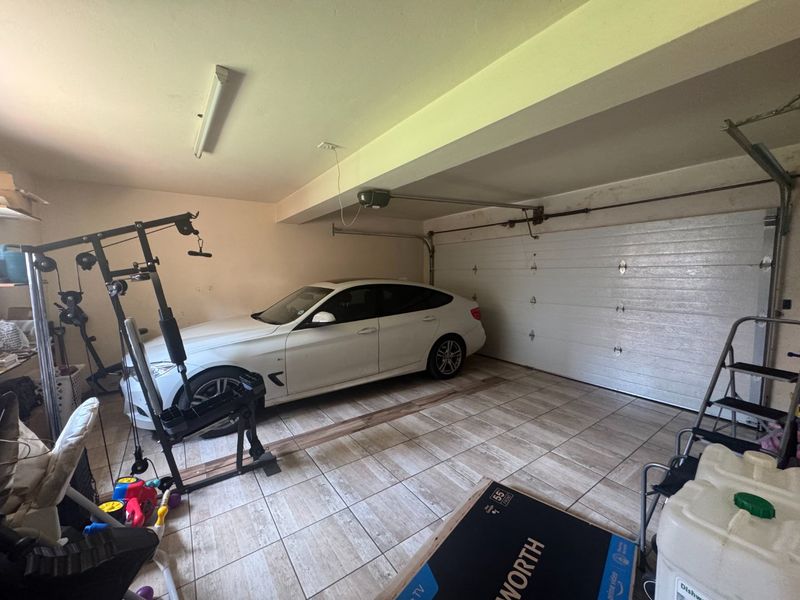 This charming 3-bedroom, 2.5-bathroom townhouse is situated in a secure estate, offering both comfort and privacy. - Photo 5