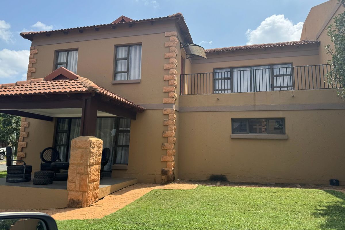 This charming 3-bedroom, 2.5-bathroom townhouse is situated in a secure estate, offering both comfort and privacy. - Photo 2