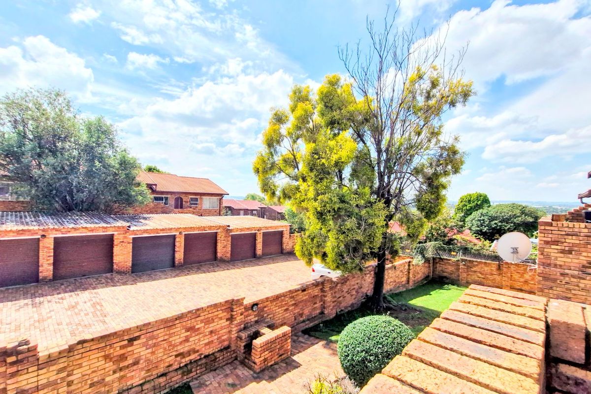 Nice North Facing Upstairs Townhouse 2 Bedrooms 1 Bathroom  Lock Up Garage - Photo 3