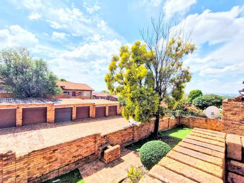 Nice North Facing Upstairs Townhouse 2 Bedrooms 1 Bathroom  Lock Up Garage - Photo 3