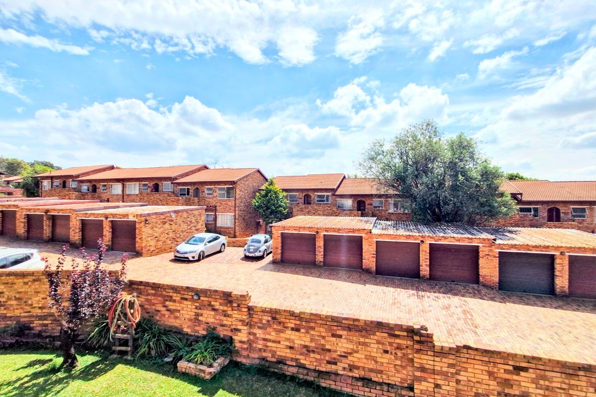 Nice North Facing Upstairs Townhouse 2 Bedrooms 1 Bathroom  Lock Up Garage - Photo 4