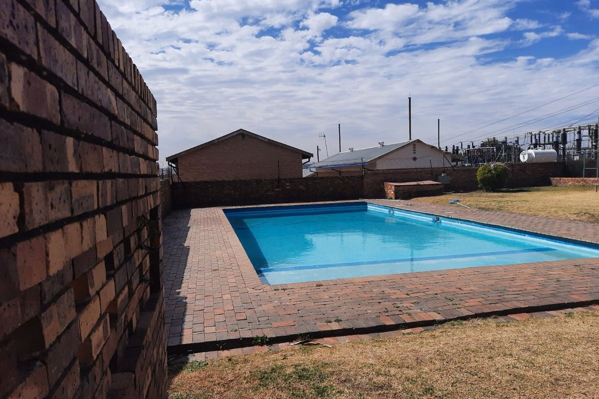 Nice North Facing Upstairs Townhouse 2 Bedrooms 1 Bathroom  Lock Up Garage - Photo 4