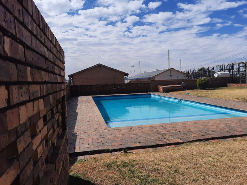 Nice North Facing Upstairs Townhouse 2 Bedrooms 1 Bathroom  Lock Up Garage - Photo 4