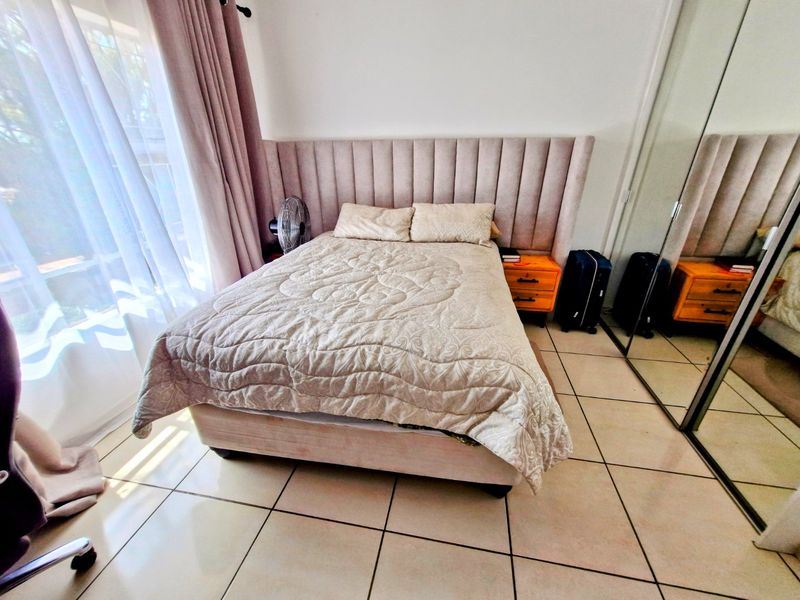 Nice North Facing Upstairs Townhouse 2 Bedrooms 1 Bathroom  Lock Up Garage - Photo 1