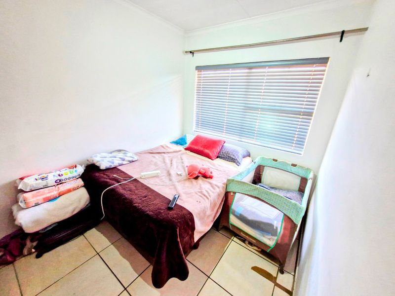 Nice North Facing Upstairs Townhouse 2 Bedrooms 1 Bathroom  Lock Up Garage - Photo 10