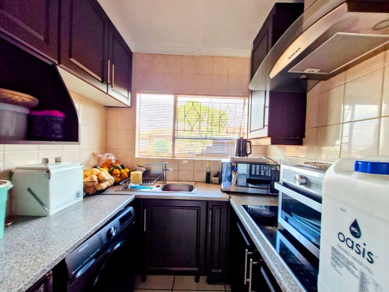 Nice North Facing Upstairs Townhouse 2 Bedrooms 1 Bathroom  Lock Up Garage - Photo 9