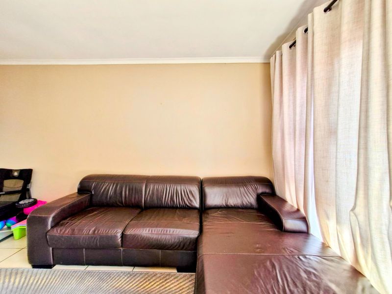 Nice North Facing Upstairs Townhouse 2 Bedrooms 1 Bathroom  Lock Up Garage - Photo 6