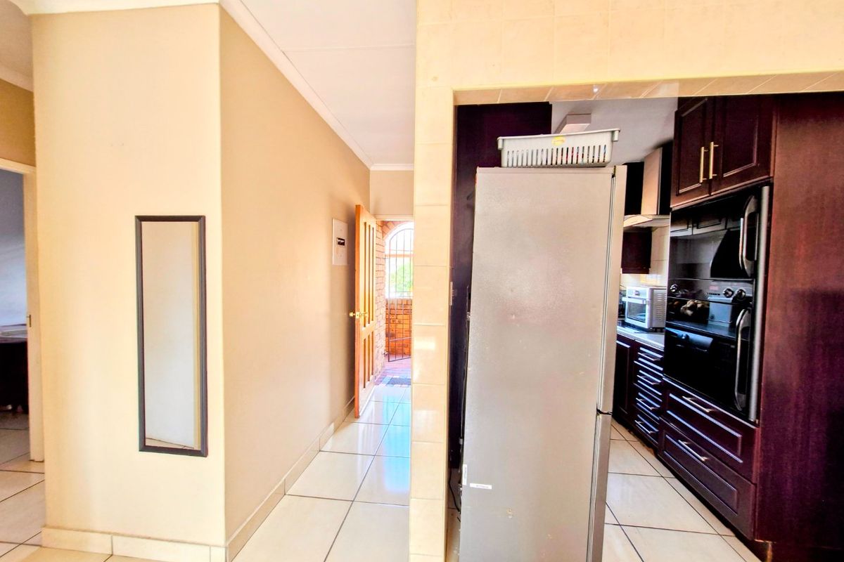 Nice North Facing Upstairs Townhouse 2 Bedrooms 1 Bathroom  Lock Up Garage - Photo 5