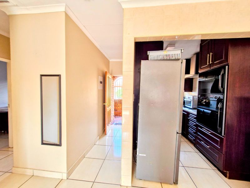 Nice North Facing Upstairs Townhouse 2 Bedrooms 1 Bathroom  Lock Up Garage - Photo 5