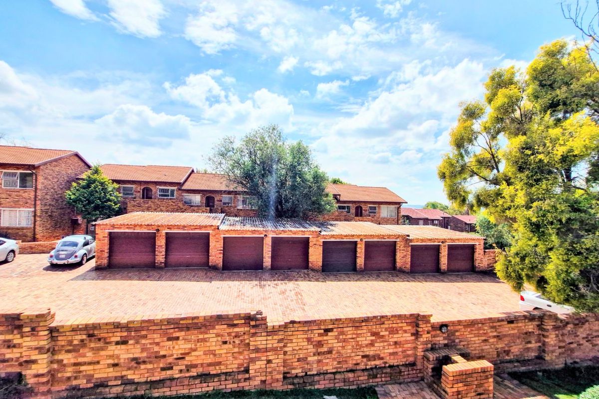 Nice North Facing Upstairs Townhouse 2 Bedrooms 1 Bathroom  Lock Up Garage - Photo 2