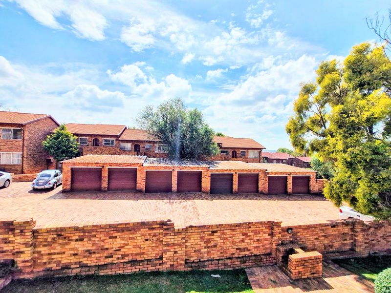 Nice North Facing Upstairs Townhouse 2 Bedrooms 1 Bathroom  Lock Up Garage - Photo 2