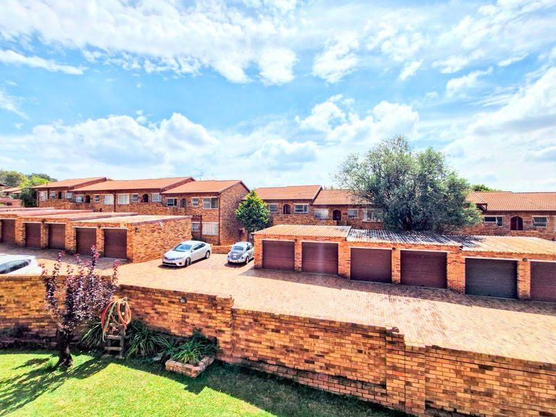 Nice North Facing Upstairs Townhouse 2 Bedrooms 1 Bathroom  Lock Up Garage - Photo 3