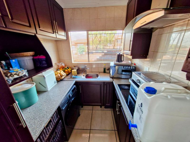 Nice North Facing Upstairs Townhouse 2 Bedrooms 1 Bathroom  Lock Up Garage - Photo 5