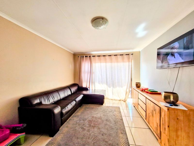 Nice North Facing Upstairs Townhouse 2 Bedrooms 1 Bathroom  Lock Up Garage - Photo 9