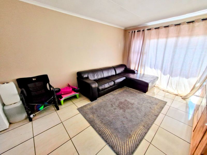 Nice North Facing Upstairs Townhouse 2 Bedrooms 1 Bathroom  Lock Up Garage - Photo 10