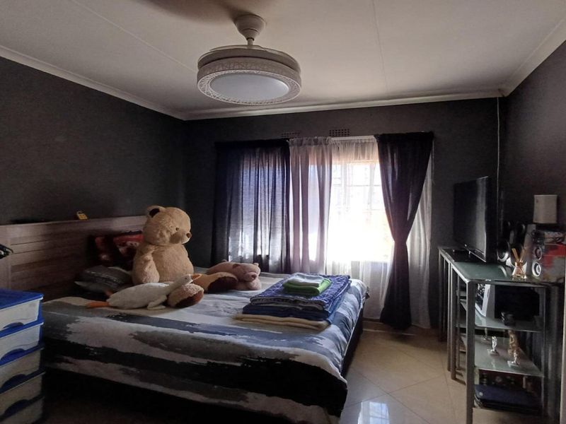 4 Bedroom Family Home with 1 Bedroom Cottage in Oakdene - Photo 5