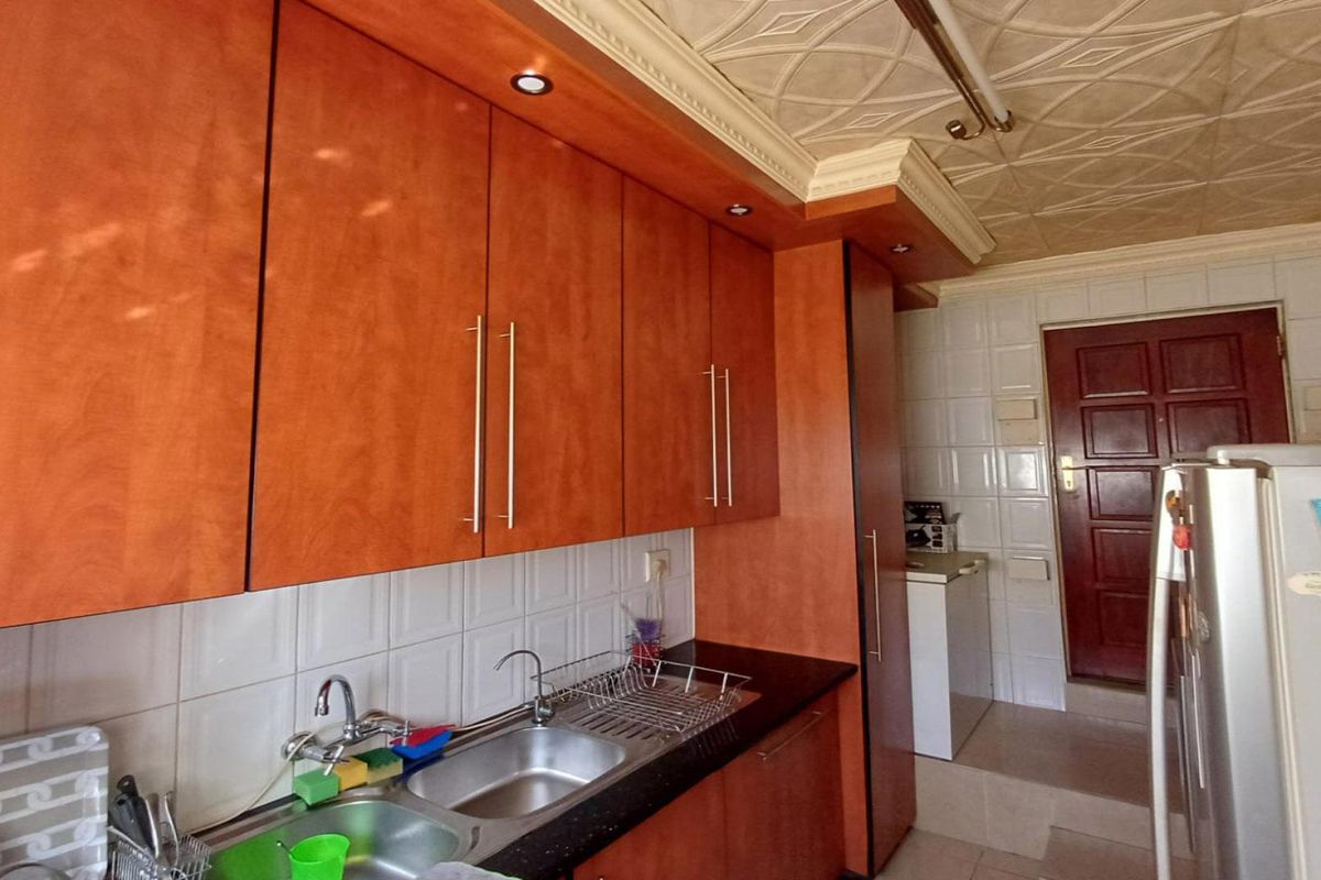 4 Bedroom Family Home with 1 Bedroom Cottage in Oakdene - Photo 4