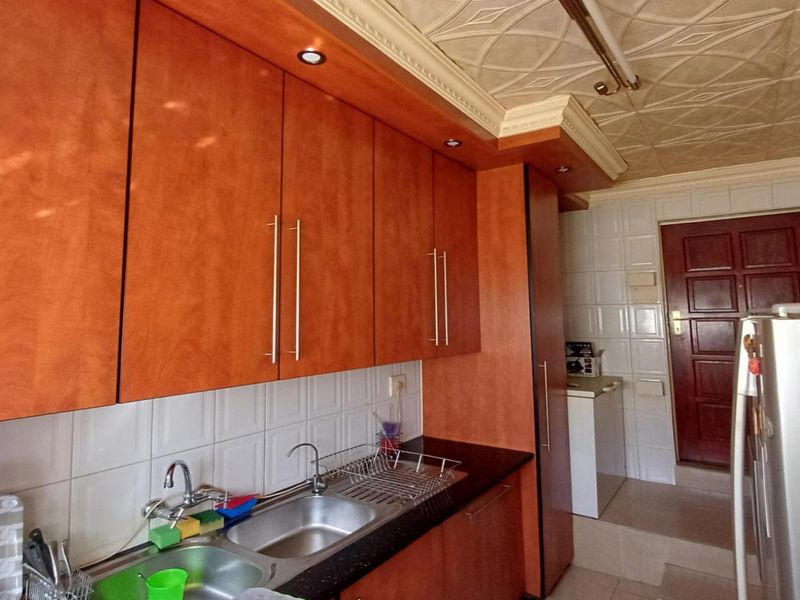 4 Bedroom Family Home with 1 Bedroom Cottage in Oakdene - Photo 4