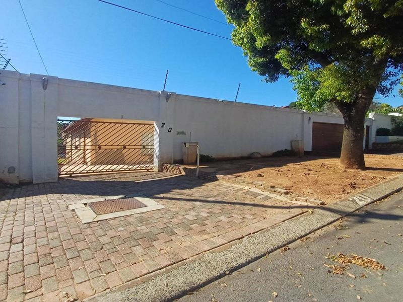 4 Bedroom Family Home with 1 Bedroom Cottage in Oakdene - Photo 2