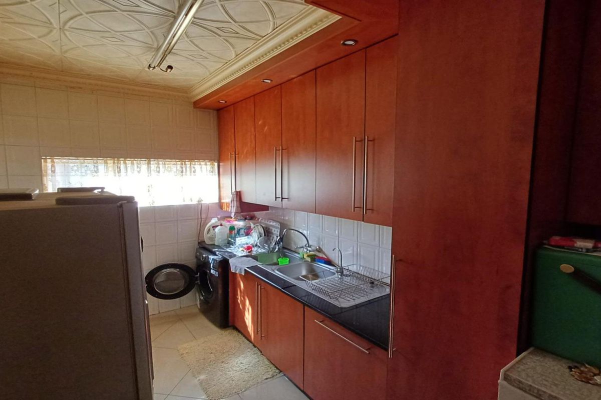 4 Bedroom Family Home with 1 Bedroom Cottage in Oakdene - Photo 3
