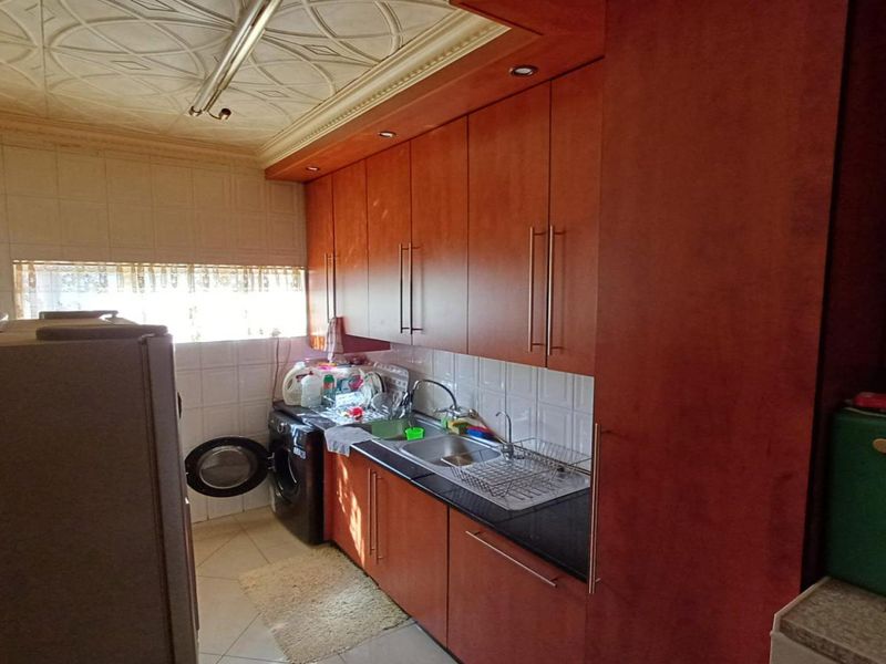 4 Bedroom Family Home with 1 Bedroom Cottage in Oakdene - Photo 3