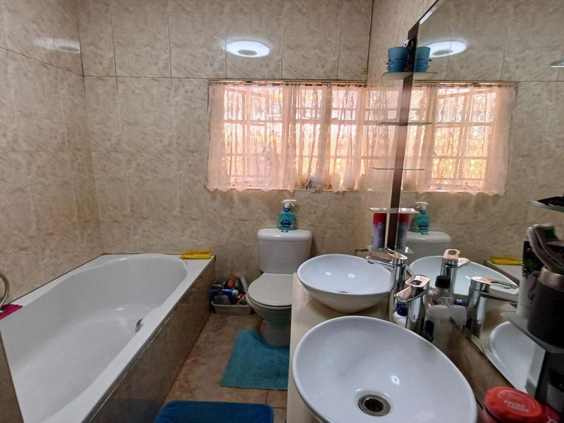 4 Bedroom Family Home with 1 Bedroom Cottage in Oakdene - Photo 10