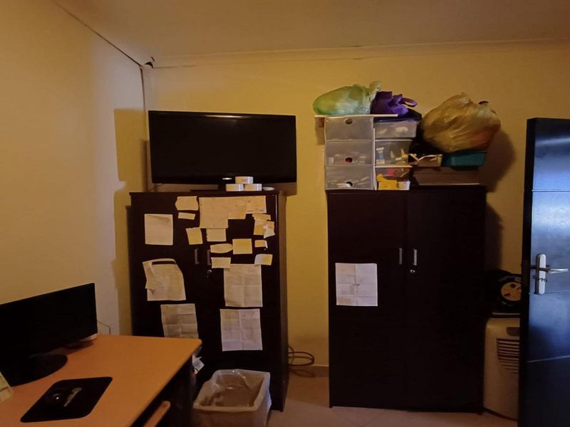 4 Bedroom Family Home with 1 Bedroom Cottage in Oakdene - Photo 9