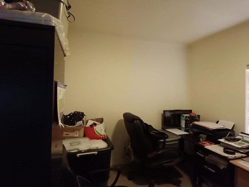 4 Bedroom Family Home with 1 Bedroom Cottage in Oakdene - Photo 7