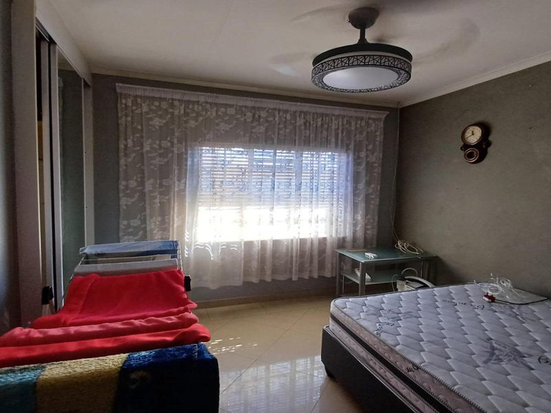 4 Bedroom Family Home with 1 Bedroom Cottage in Oakdene - Photo 8