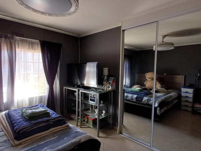 4 Bedroom Family Home with 1 Bedroom Cottage in Oakdene - Photo 6