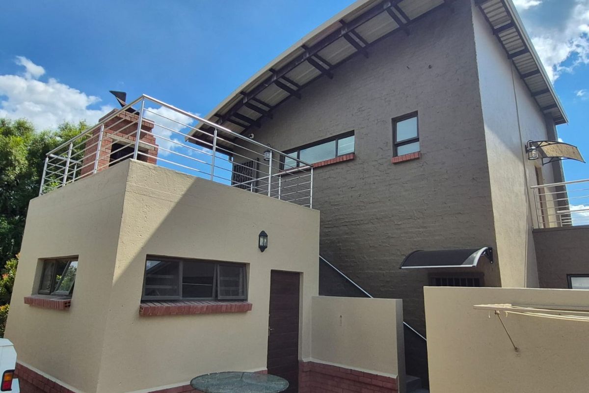 Amazing 4 bedroom house with flatlet double storey in Nature reserve  - Photo 2