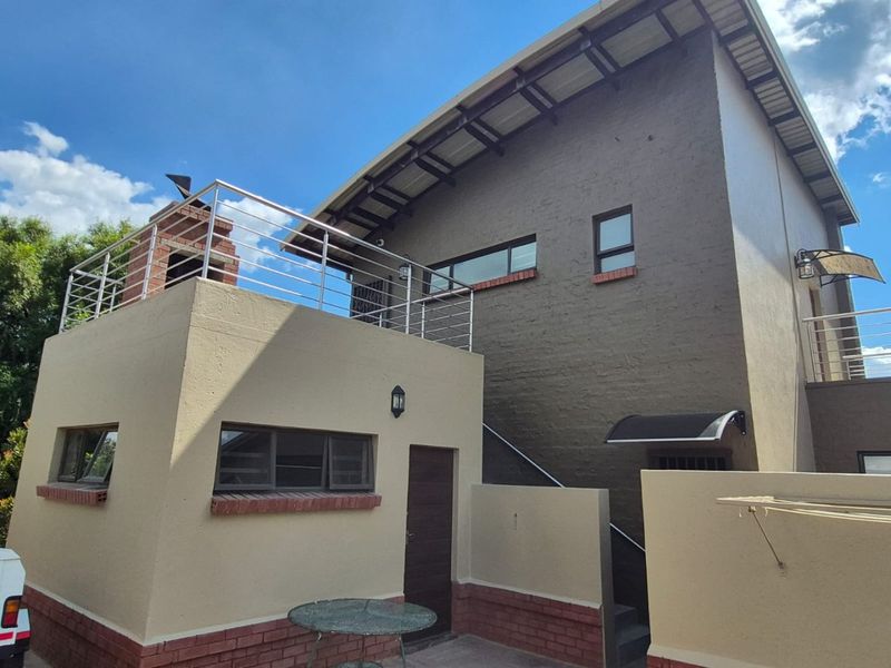 Amazing 4 bedroom house with flatlet double storey in Nature reserve  - Photo 2