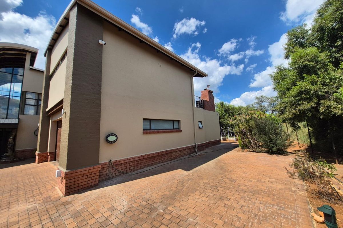 Amazing 4 bedroom house with flatlet double storey in Nature reserve  - Photo 3