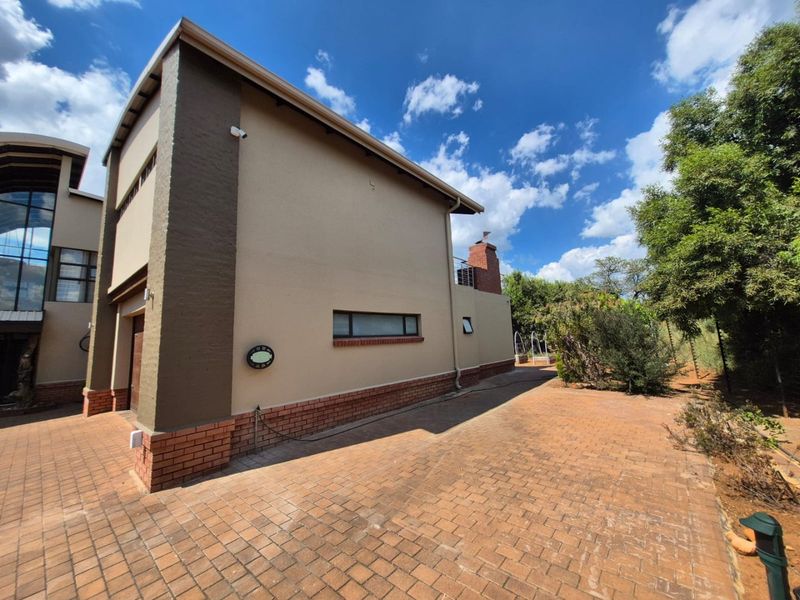 Amazing 4 bedroom house with flatlet double storey in Nature reserve  - Photo 3