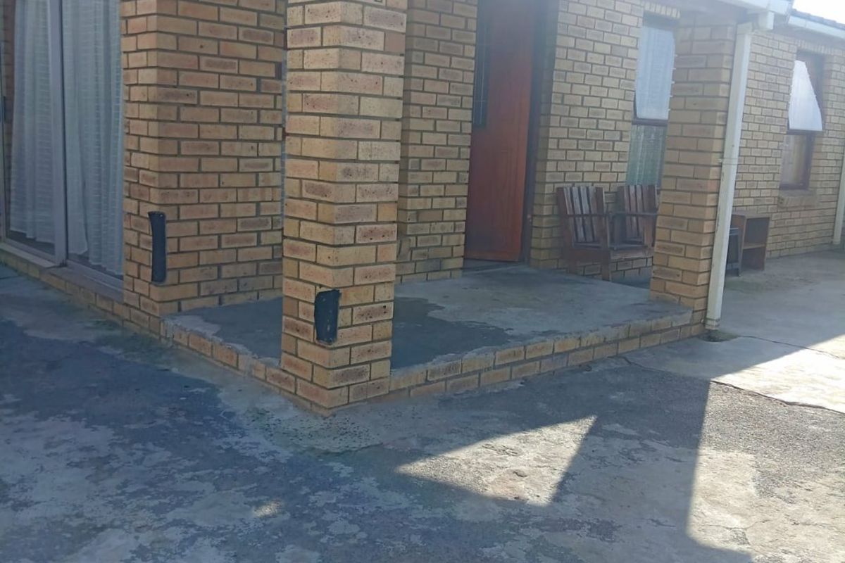 Three bedroom house in a desirable neighborhood  - Photo 2