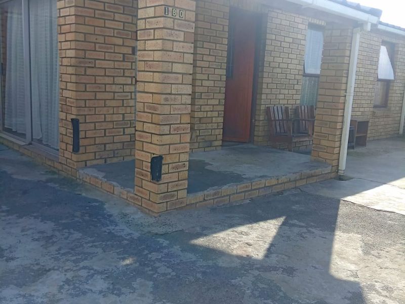 Three bedroom house in a desirable neighborhood  - Photo 2