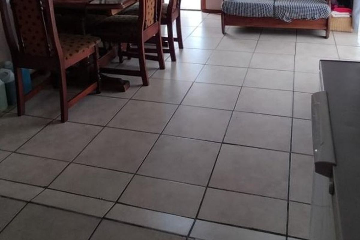 Three bedroom house in a desirable neighborhood  - Photo 3