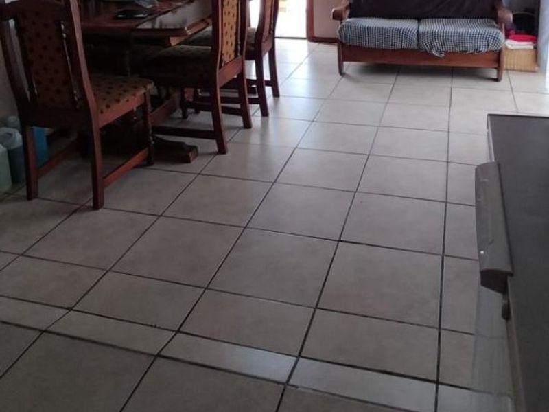 Three bedroom house in a desirable neighborhood  - Photo 3