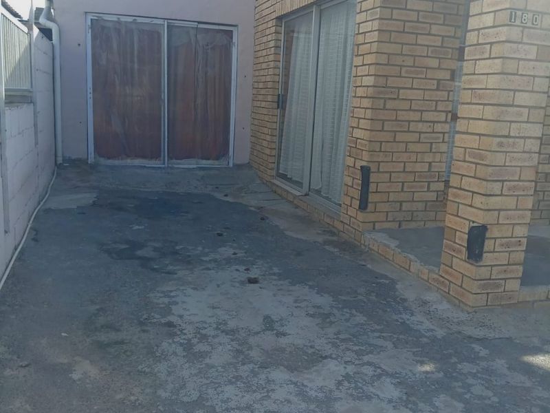 Three bedroom house in a desirable neighborhood  - Photo 5