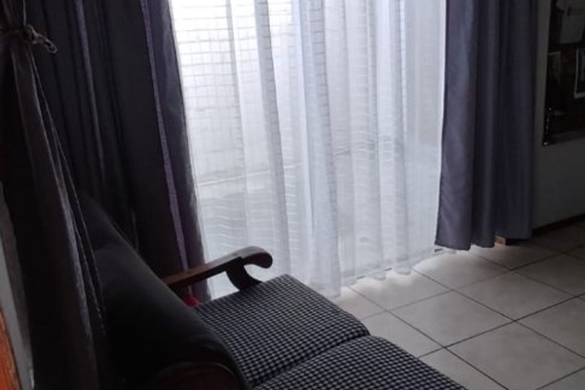 Three bedroom house in a desirable neighborhood  - Photo 4