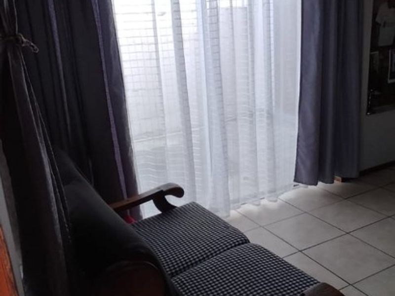 Three bedroom house in a desirable neighborhood  - Photo 4