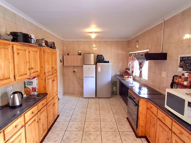 Prime Opportunity for Preschool or Aftercare – Equipped with Borehole & Solar Power - Photo 8