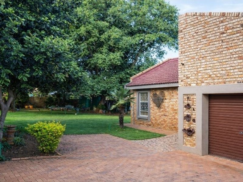 AN EXTRAORDINARY FOUR-BEDROOM RESIDENCE IN PRIME DORINGKRUIN – WHERE SPACE, SECURITY & VERSATILITY UNITE - Photo 4