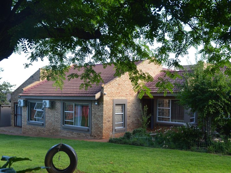 AN EXTRAORDINARY FOUR-BEDROOM RESIDENCE IN PRIME DORINGKRUIN – WHERE SPACE, SECURITY & VERSATILITY UNITE - Photo 8