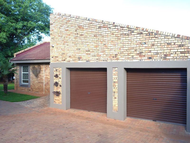 AN EXTRAORDINARY FOUR-BEDROOM RESIDENCE IN PRIME DORINGKRUIN – WHERE SPACE, SECURITY & VERSATILITY UNITE - Photo 6