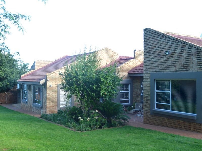 AN EXTRAORDINARY FOUR-BEDROOM RESIDENCE IN PRIME DORINGKRUIN – WHERE SPACE, SECURITY & VERSATILITY UNITE - Photo 2