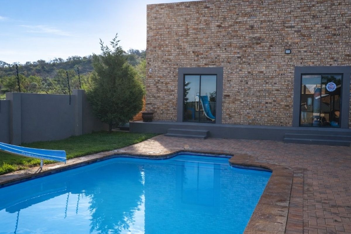 Sole and exclusive mandate..Work-from-Home Dream – 4 Bedroom Home with Large Workshop & Exceptional Parking Space in Doringkruin - Photo 2